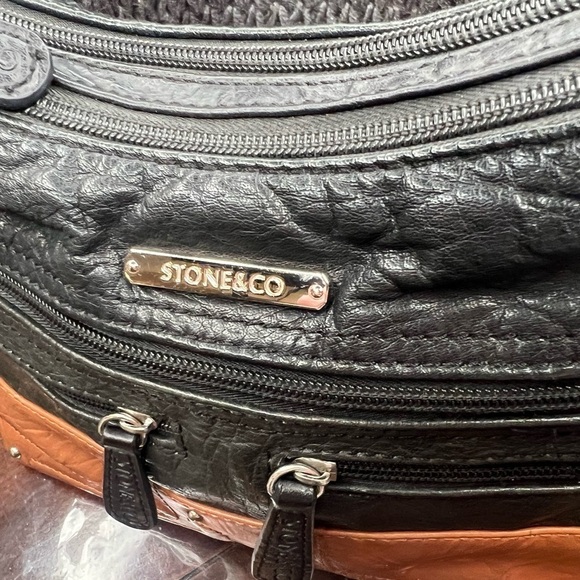 BIN046.2 Stone Mountain Irena Hobo Black and Tan - Picture 3 of 13